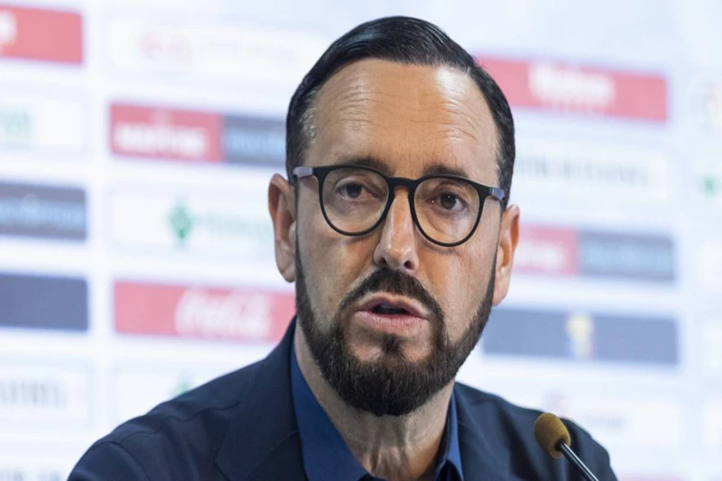 "El técnico del Atlético Madrid desafía a Vinícius con firmeza, sin temor a represalias en la Liga Española"