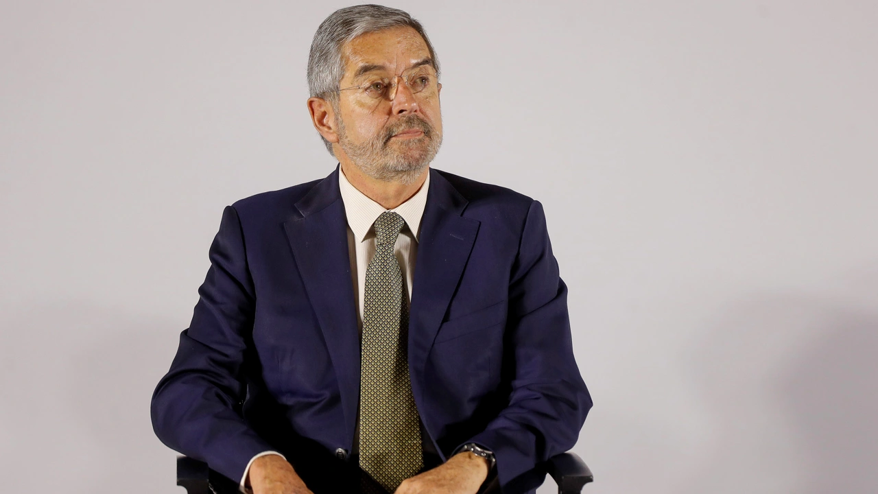 La Canciller De la Fuente se retira temporalmente para recuperarse de una operación médica crítica: un grito a la solidaridad nacional.