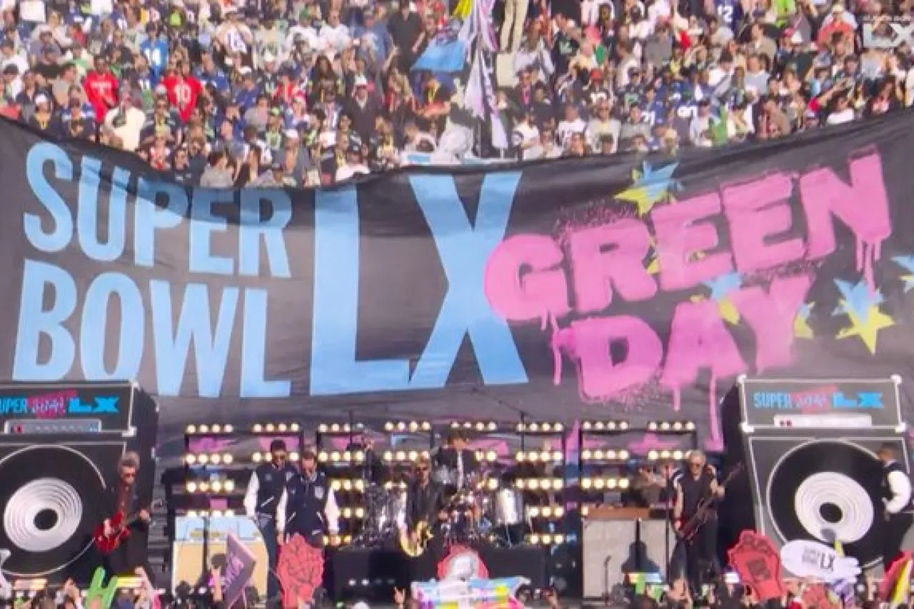 Green Day interpreta éxitos musicales en la ceremonia de apertura del Super Bowl.